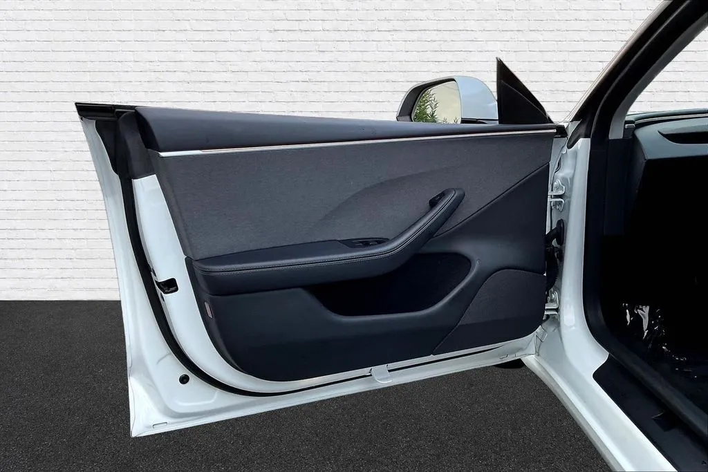 Tesla Model 3 photo 19