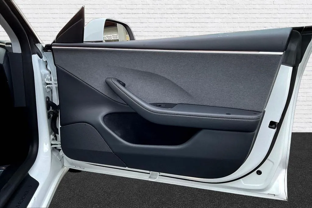Tesla Model 3 photo 26