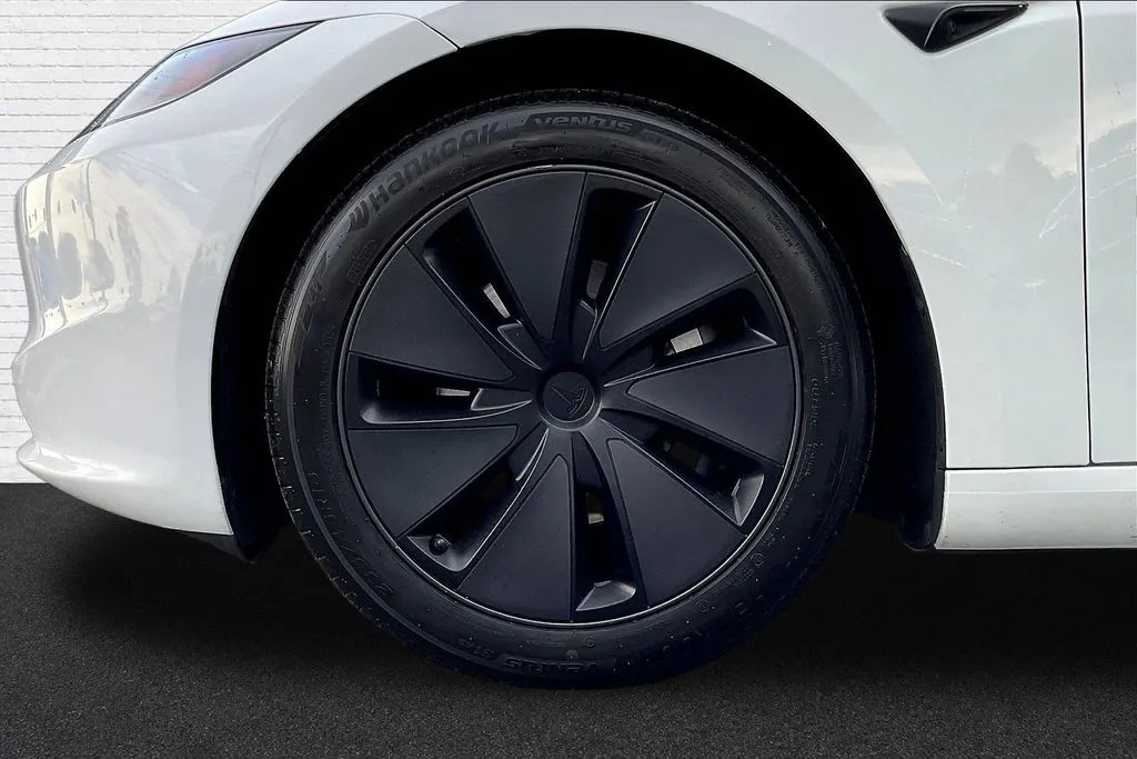 Tesla Model 3 photo 30