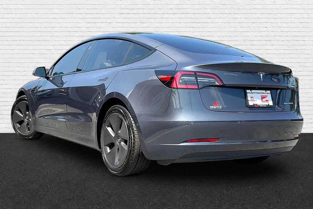 Tesla Model 3 photo 4