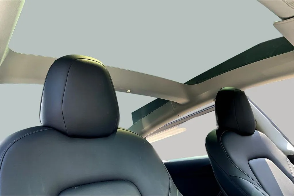 Tesla Model 3 photo 26