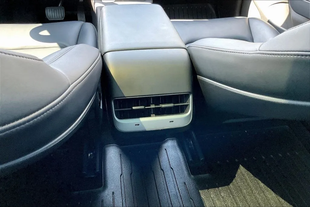 Tesla Model 3 photo 10