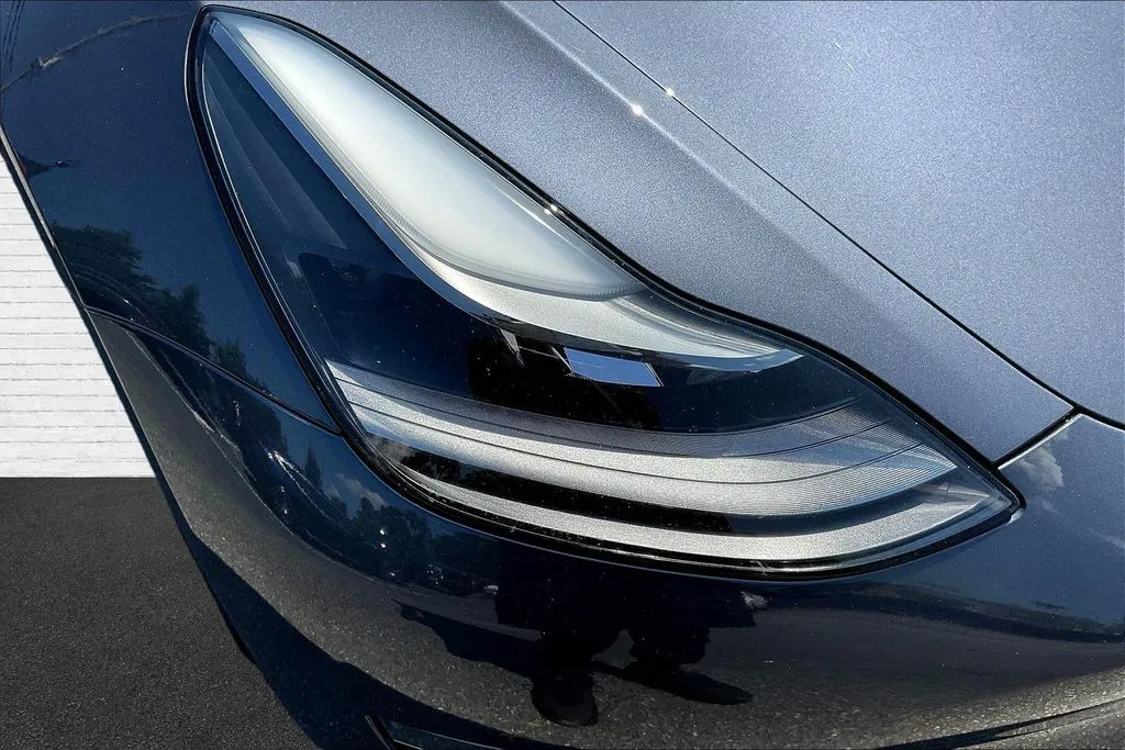 Tesla Model 3 photo 29