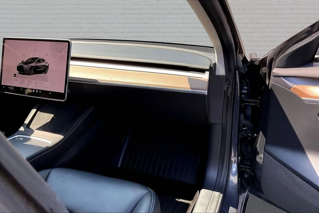 Tesla Model 3 photo 25