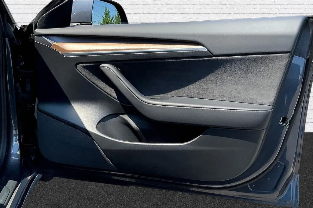Tesla Model 3 photo 27