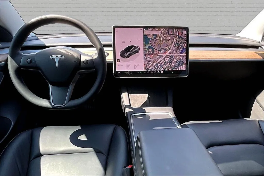 Tesla Model 3 photo 7