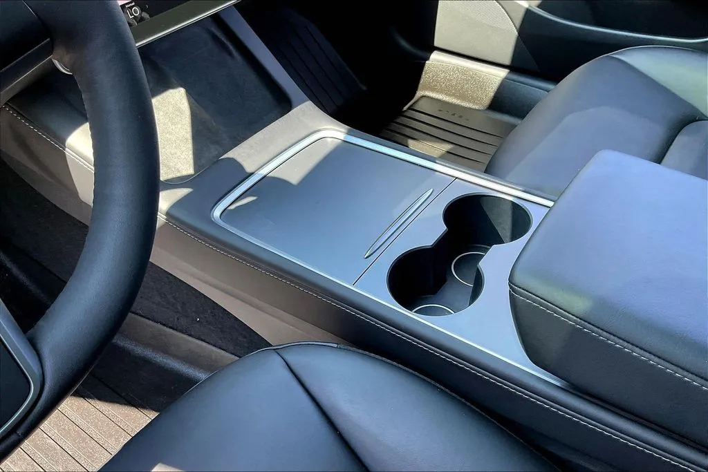 Tesla Model 3 photo 17