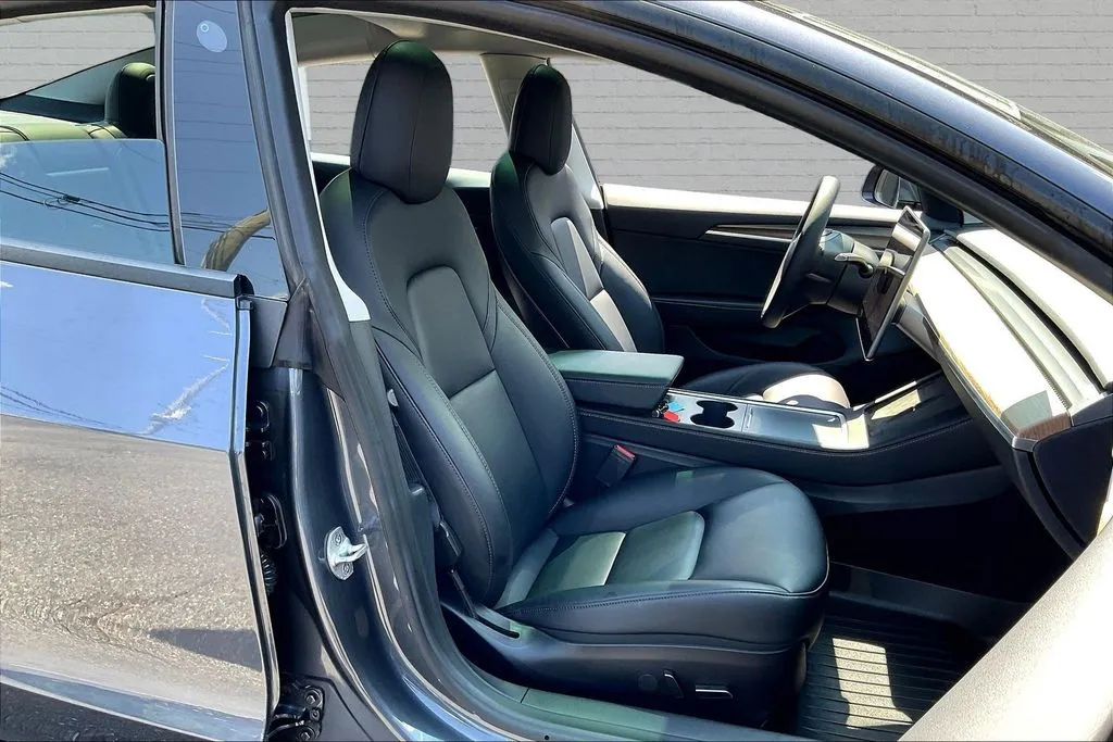 Tesla Model 3 photo 28