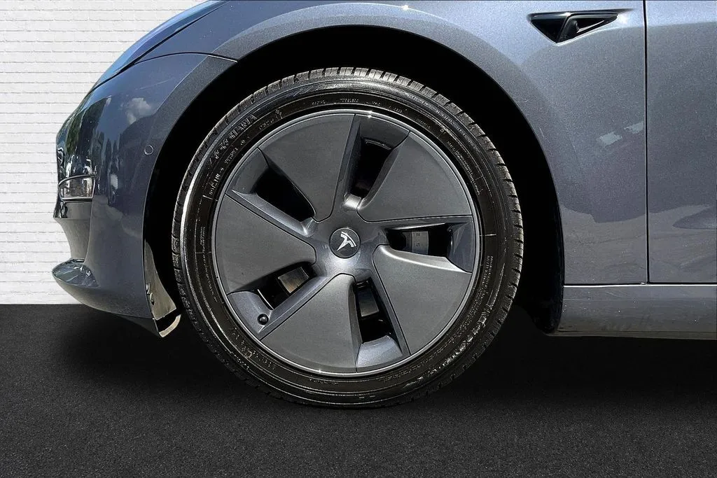 Tesla Model 3 photo 31