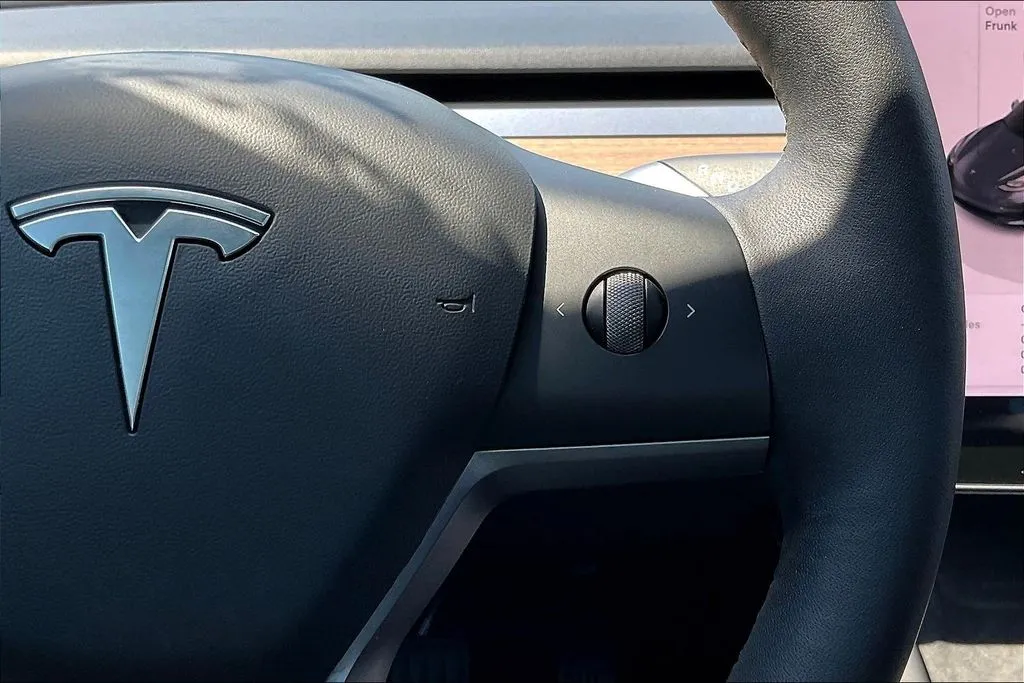Tesla Model 3 photo 12