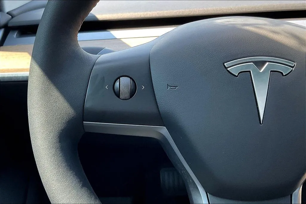 Tesla Model 3 photo 11