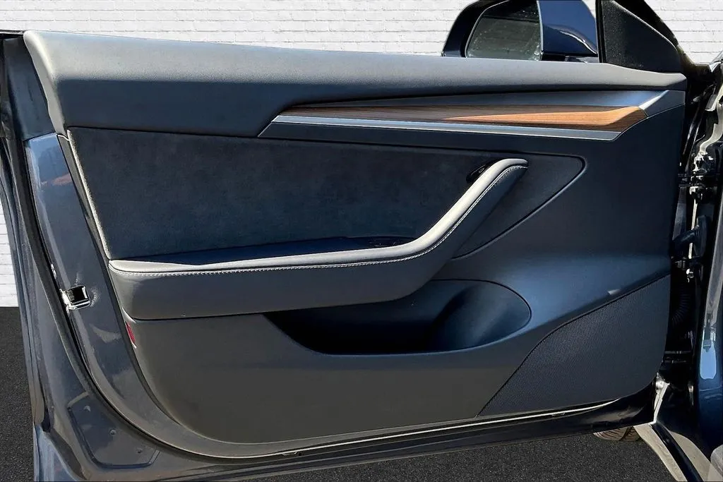 Tesla Model 3 photo 19