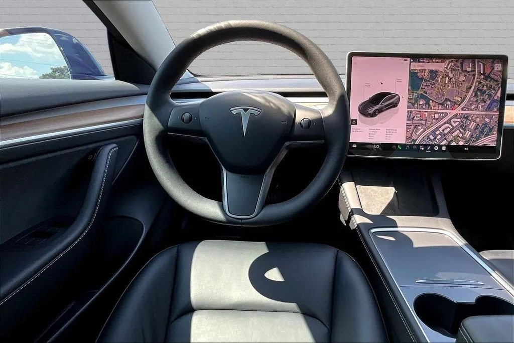 Tesla Model 3 photo 8