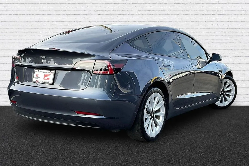 Tesla Model 3 photo 4