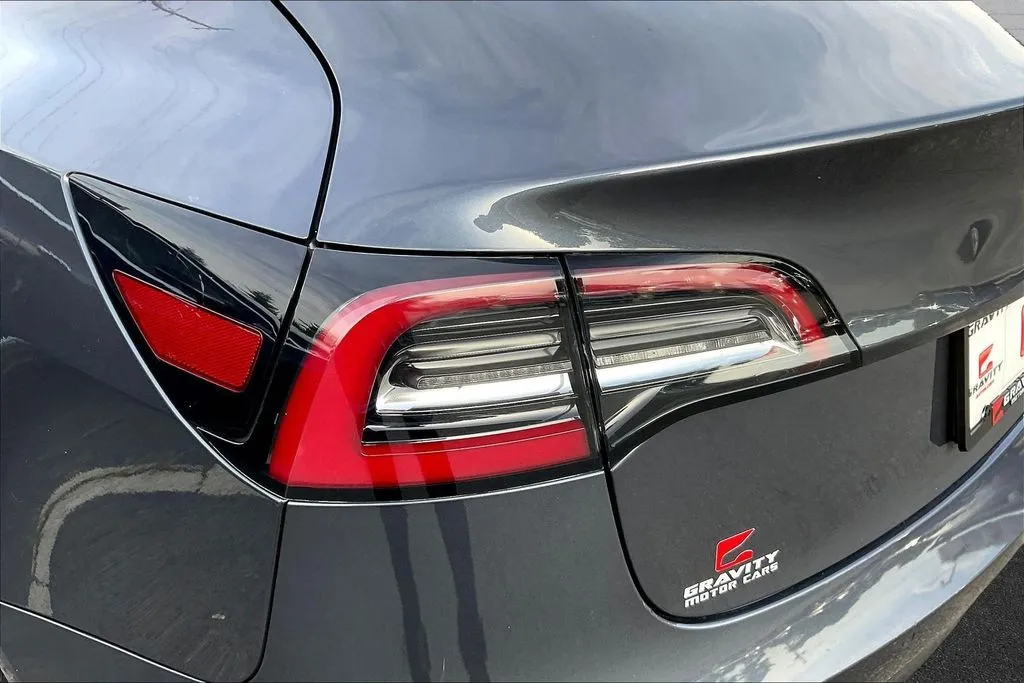 Tesla Model 3 photo 19