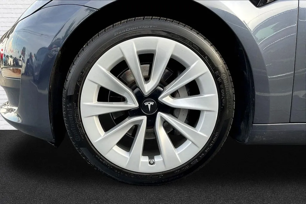 Tesla Model 3 photo 27