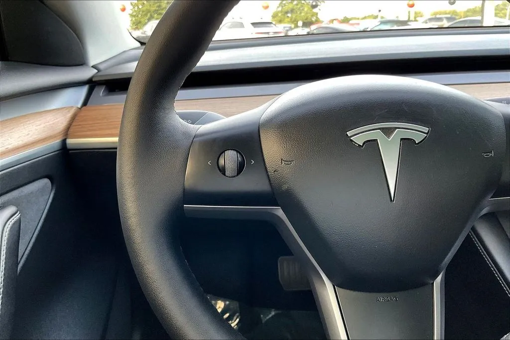 Tesla Model 3 photo 8