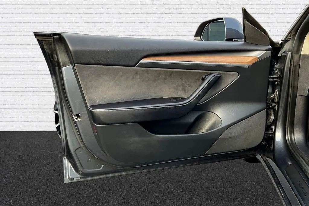 Tesla Model 3 photo 16