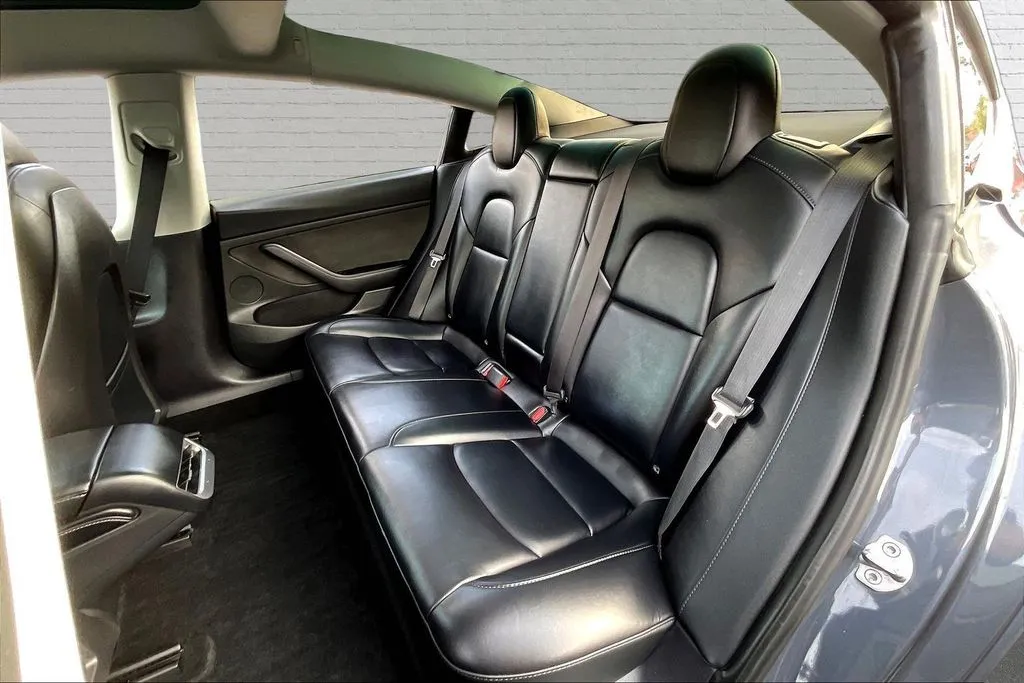 Tesla Model 3 photo 18