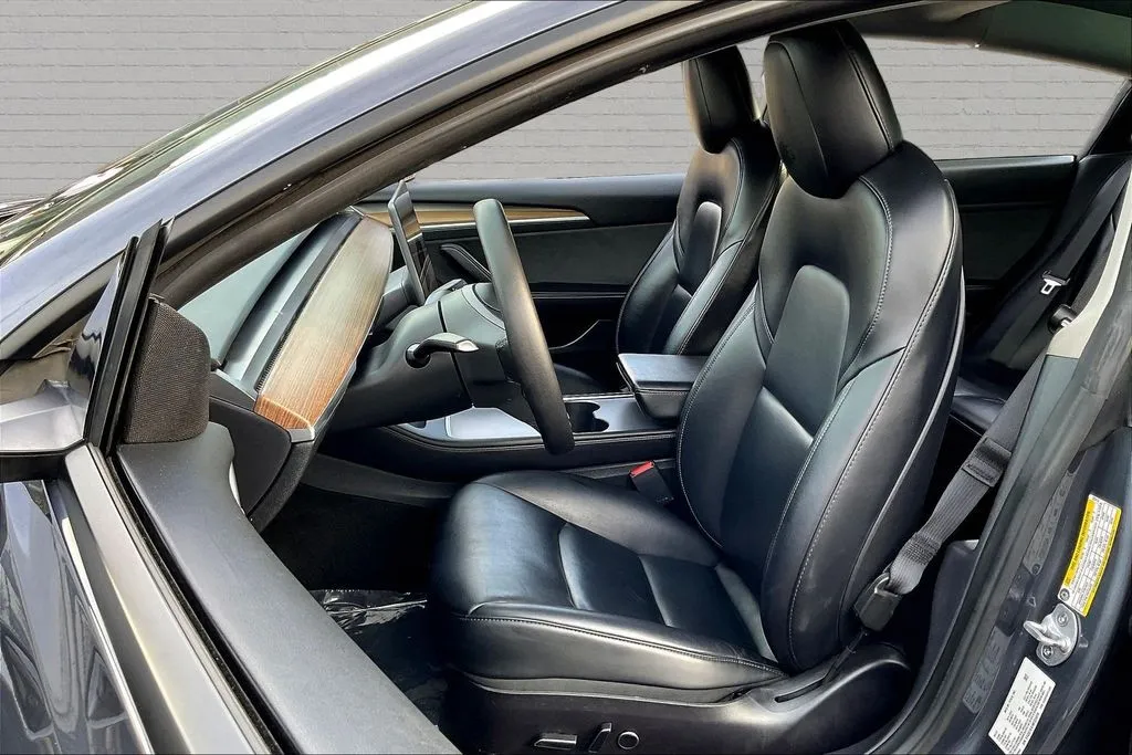 Tesla Model 3 photo 17
