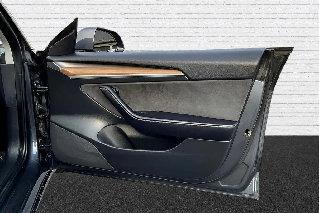 Tesla Model 3 photo 23