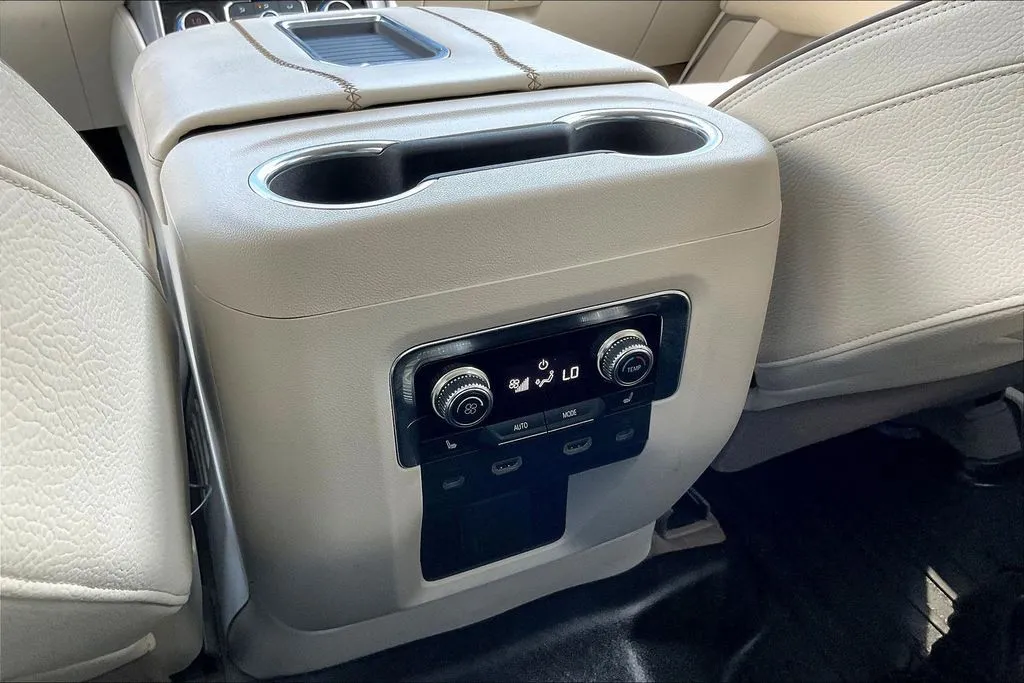 GMC Yukon XL photo 10
