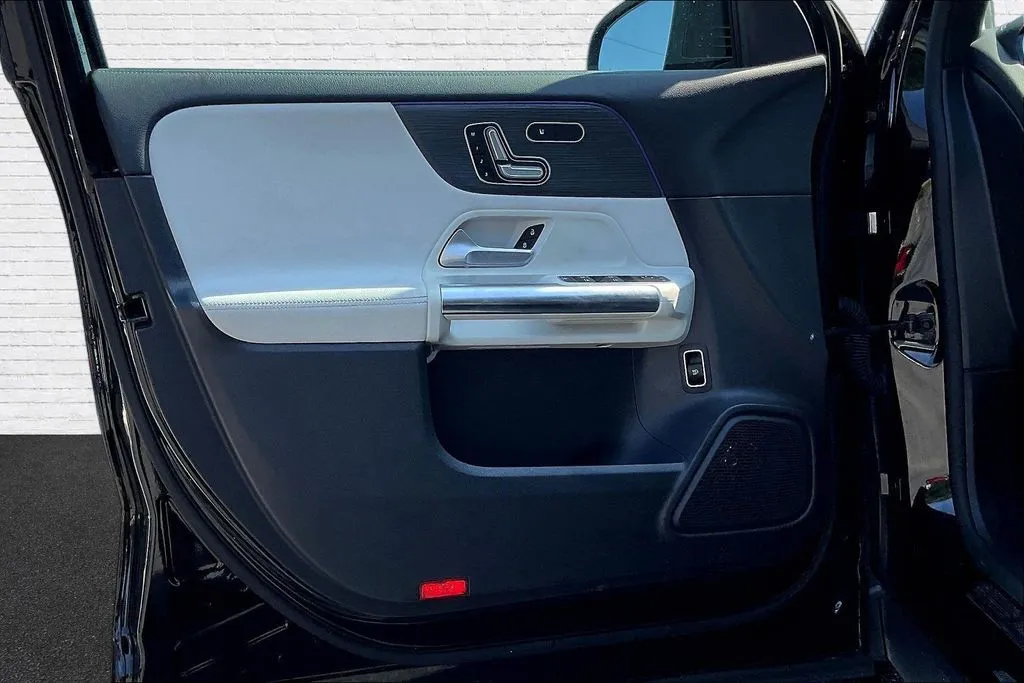 Mercedes-Benz GLA photo 17