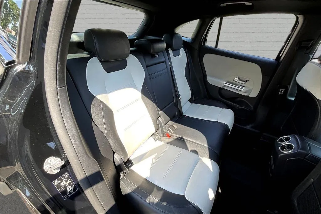 Mercedes-Benz GLA photo 22