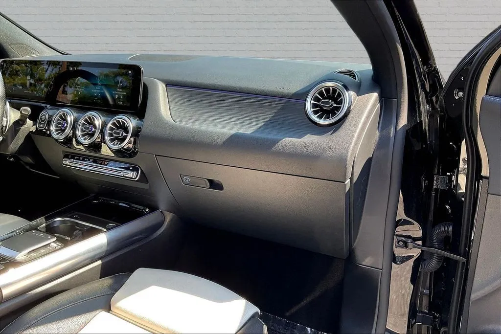 Mercedes-Benz GLA photo 23