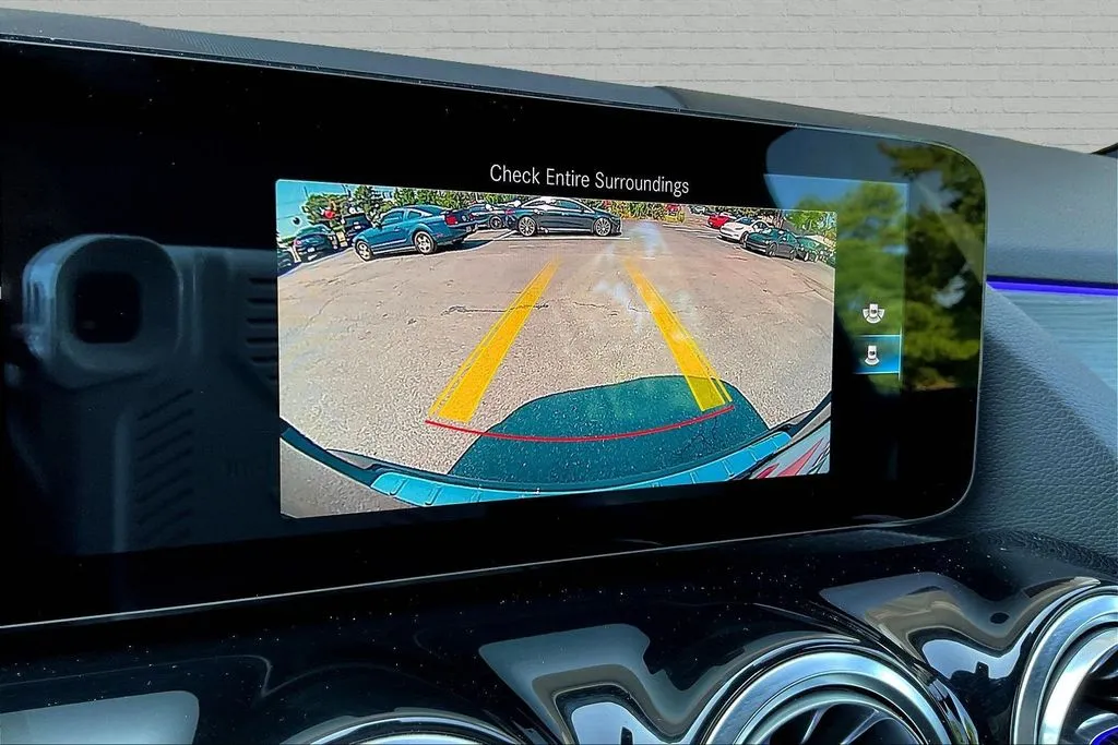 Mercedes-Benz GLA photo 12