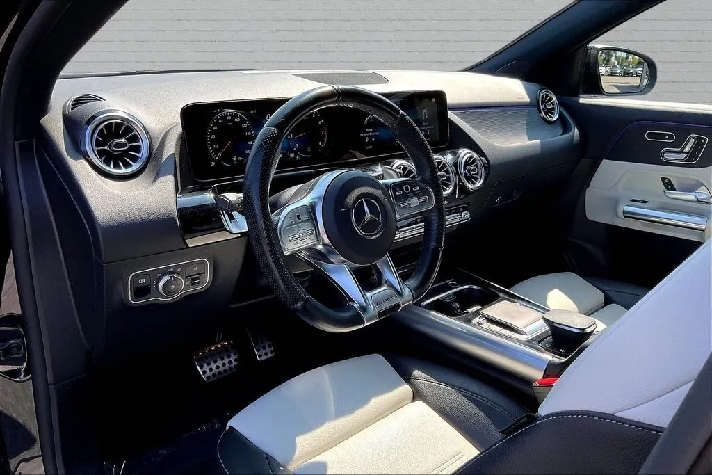 Mercedes-Benz GLA photo 14