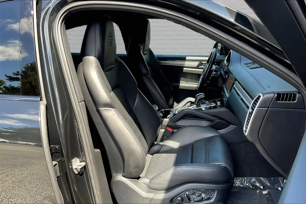 Porsche Cayenne Coupe photo 26