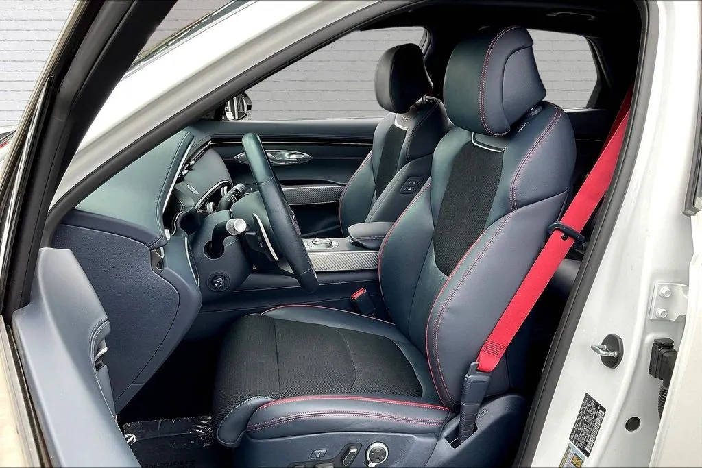 Genesis GV70 photo 21