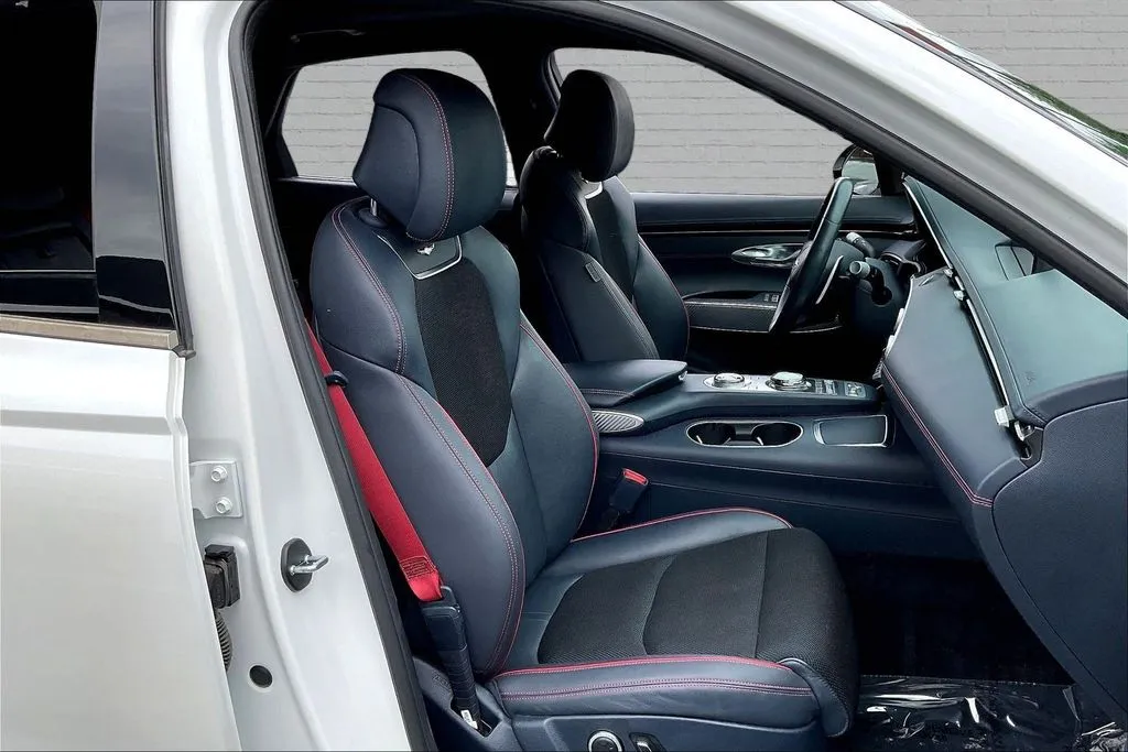 Genesis GV70 photo 28