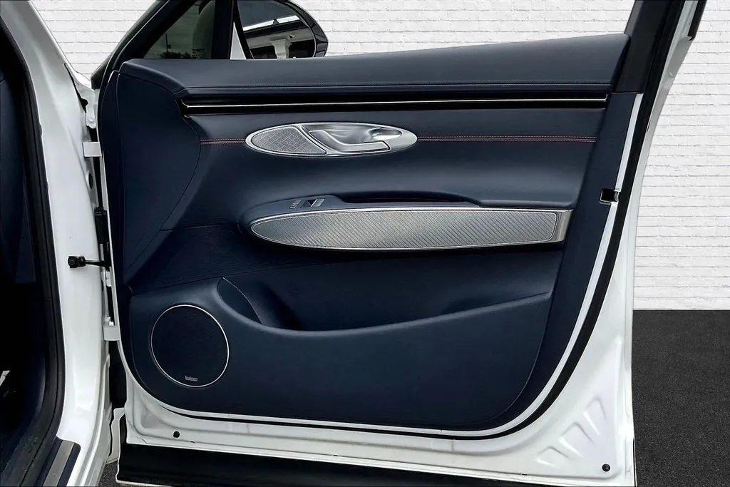 Genesis GV70 photo 27