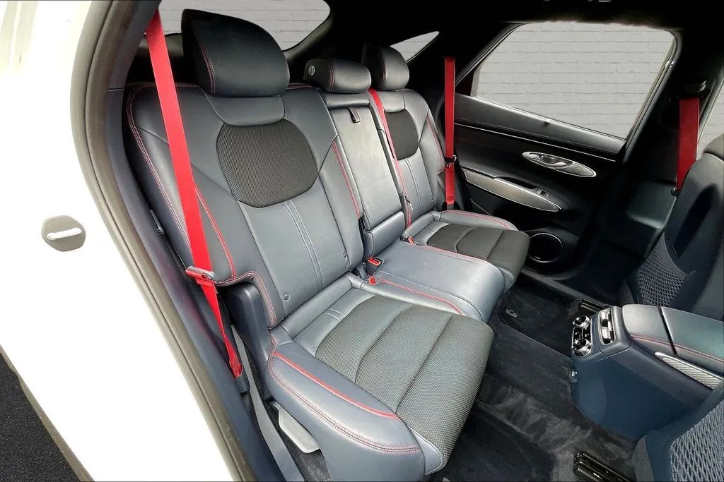 Genesis GV70 photo 24