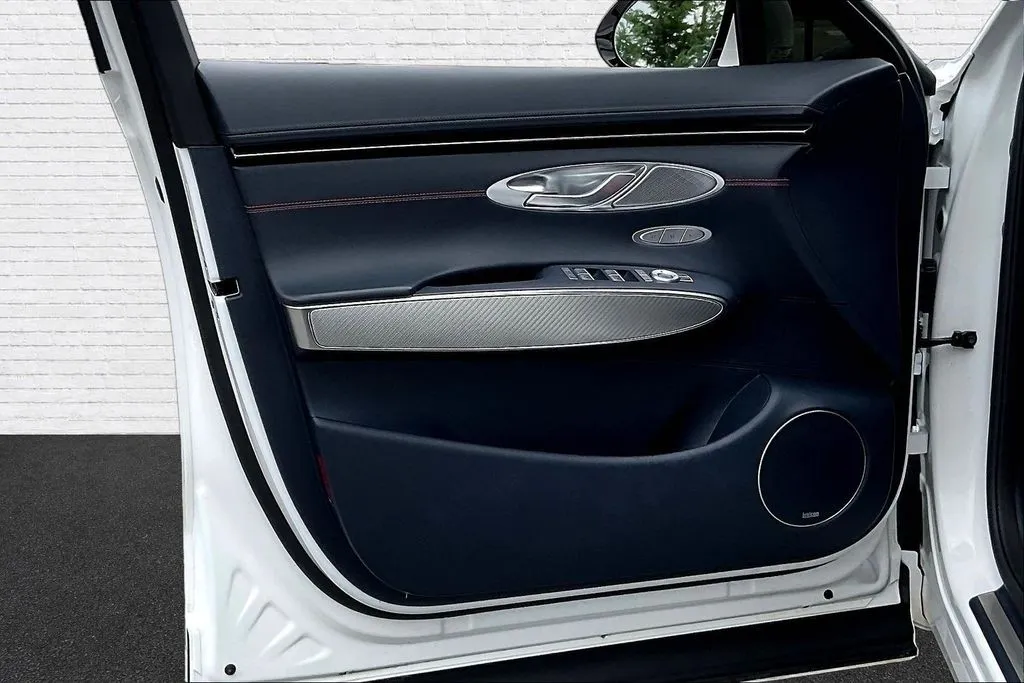 Genesis GV70 photo 20