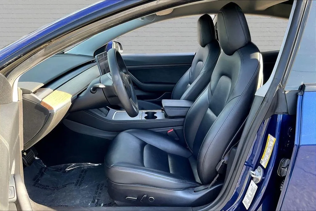 Tesla Model 3 photo 16
