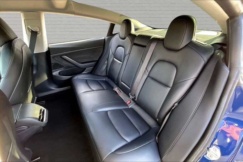 Tesla Model 3 photo 17