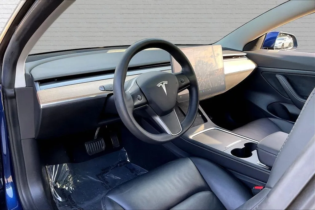 Tesla Model 3 photo 12
