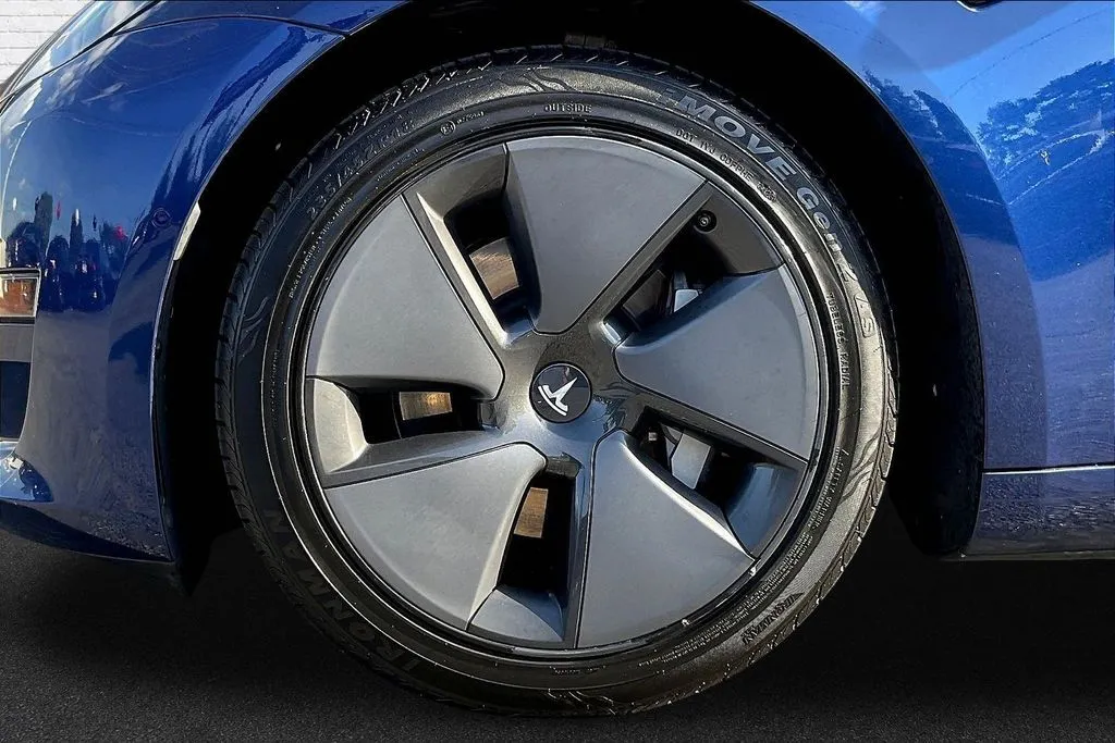 Tesla Model 3 photo 26