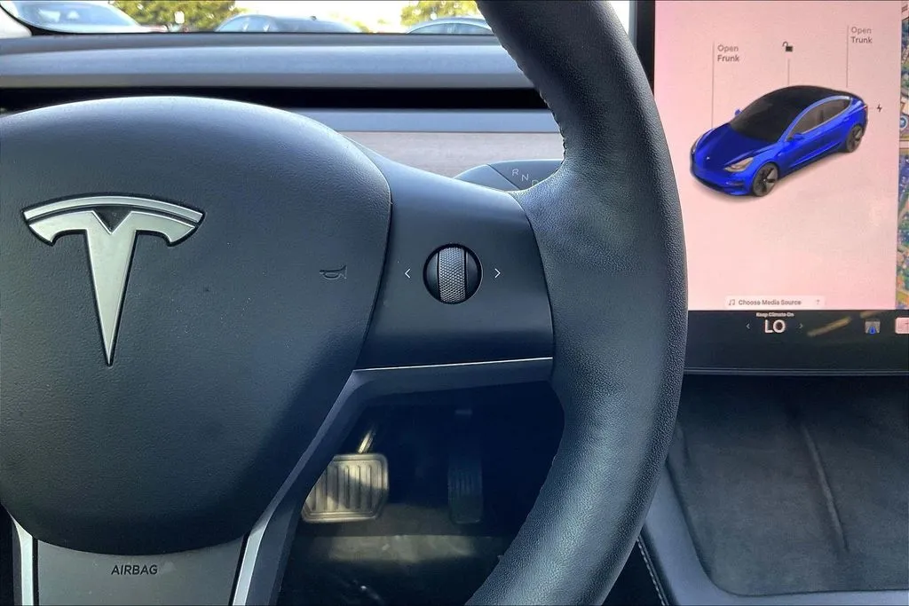 Tesla Model 3 photo 8