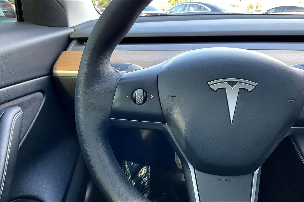 Tesla Model 3 photo 7