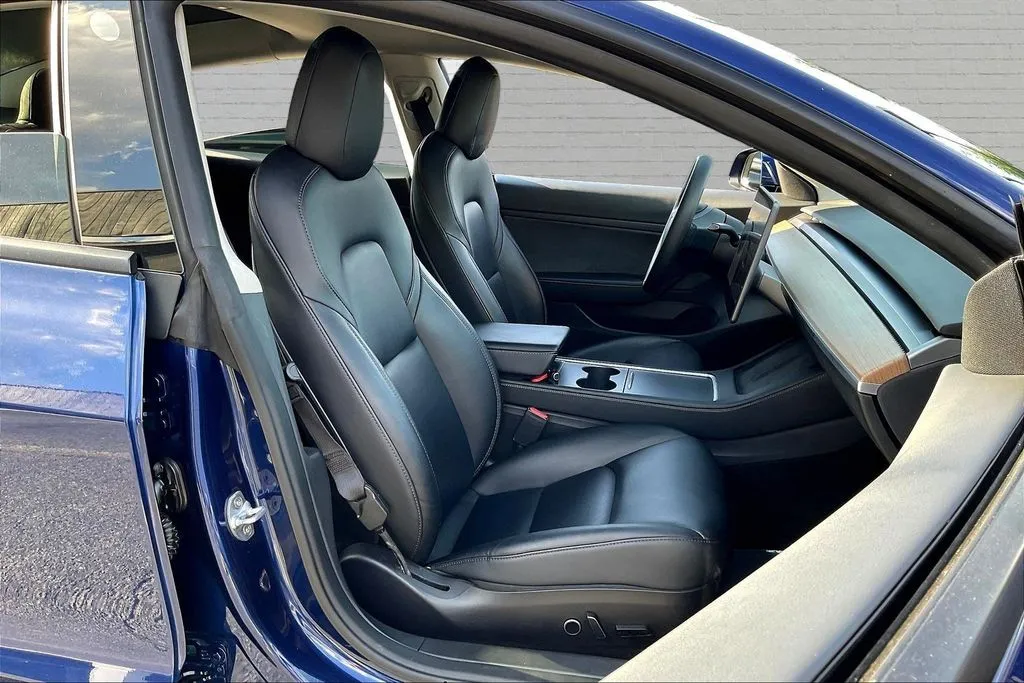 Tesla Model 3 photo 24