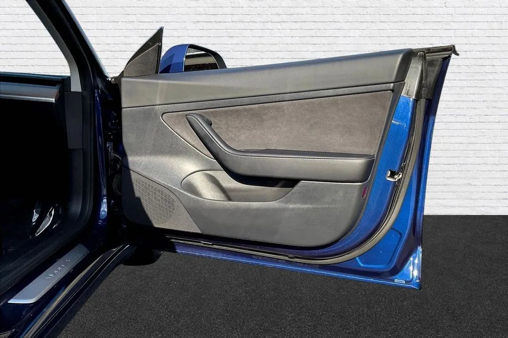 Tesla Model 3 photo 23