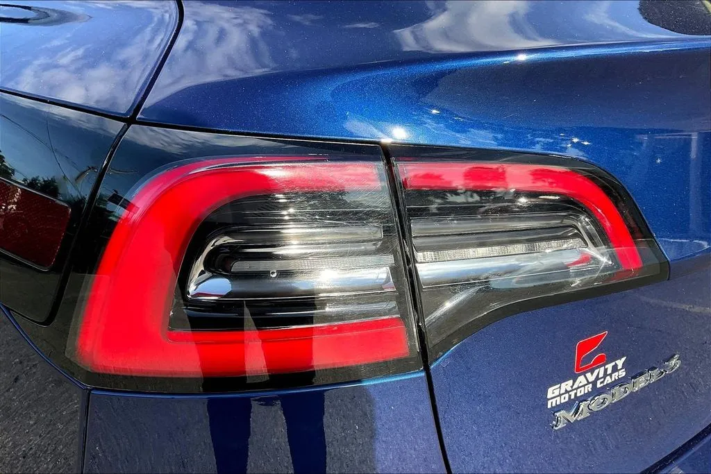Tesla Model 3 photo 18