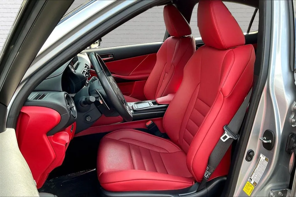 Lexus IS photo 19