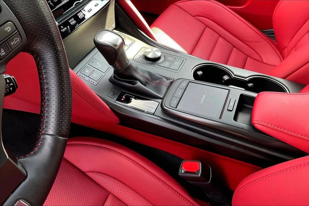 Lexus IS photo 16