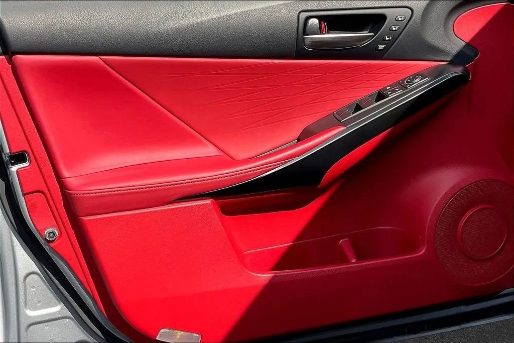 Lexus IS photo 18