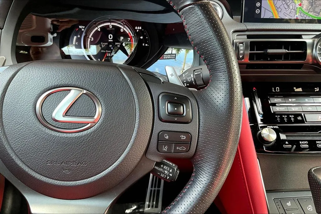 Lexus IS photo 11